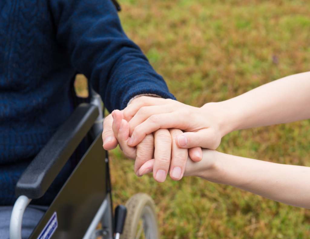 利用者さんの手を握る